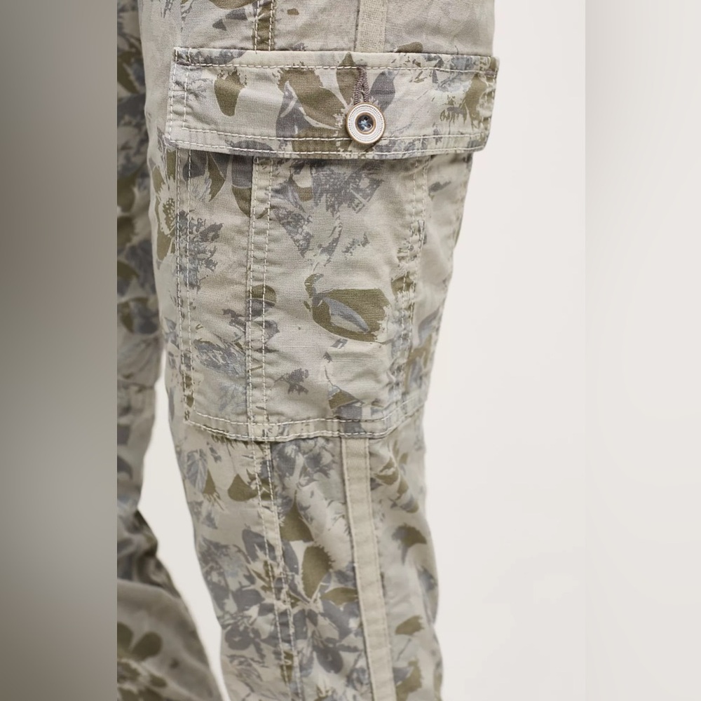 Anthropologie | Hei Hei Wanderer Cargos
Floral Camo Sz: 6 - Picture 4 of 8